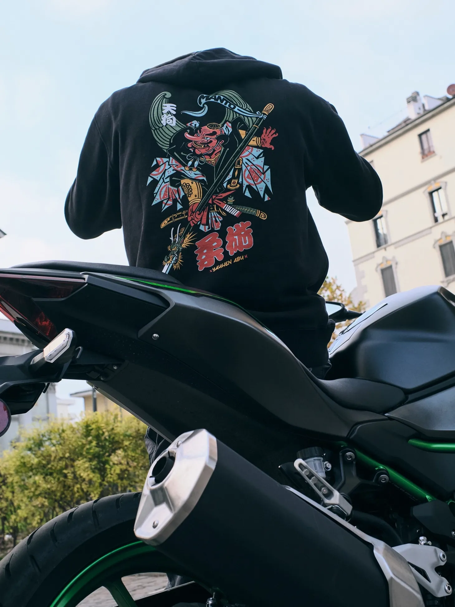MANTO hoodie TENGU schwarz