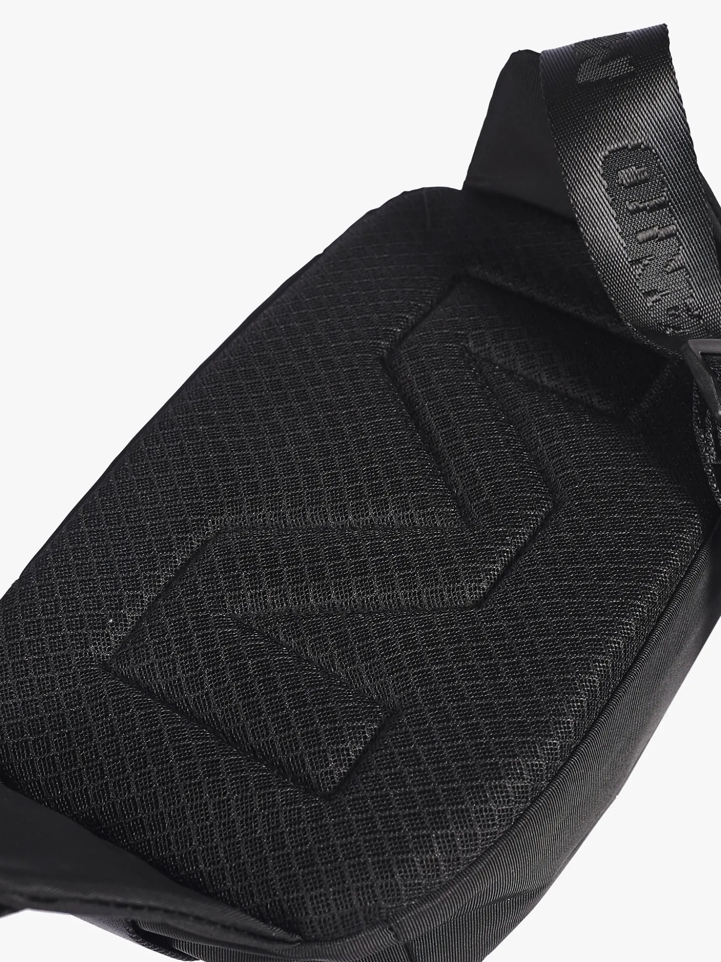 MANTO waist bag CIRCLE schwarz